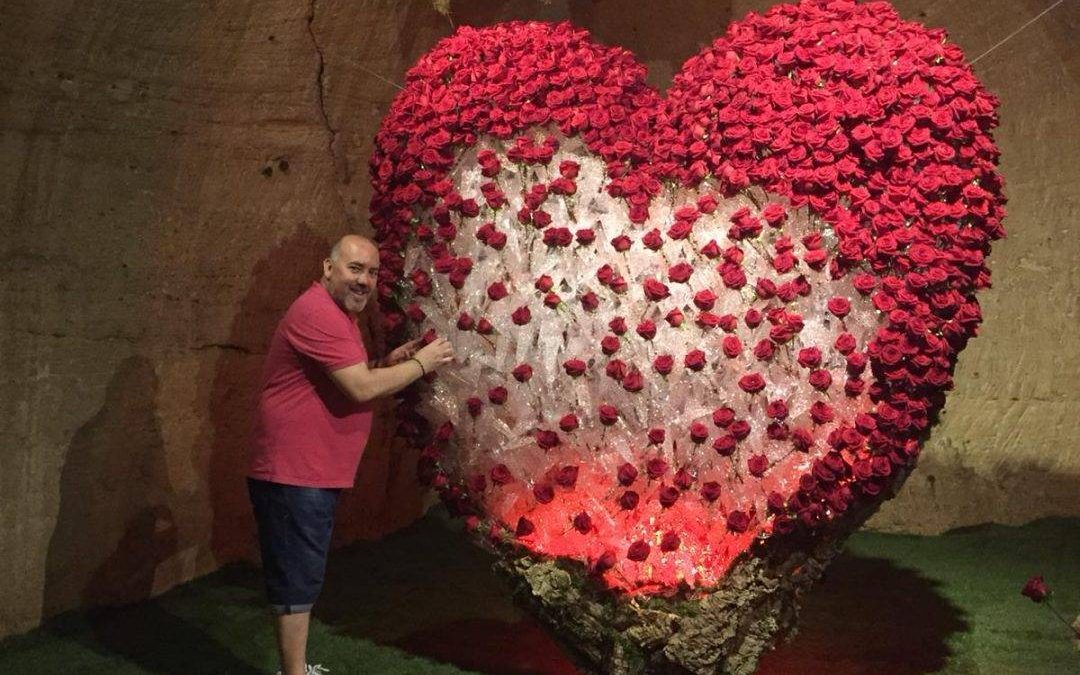 Juan Lluesma y la Escuela Itinerante de Floristas Artesanos representan ‘La rosa y el amor’ en Francia con 1.500 copas de cava y 1.000 rosas pasión