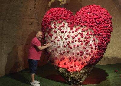 Juan Lluesma y la Escuela Itinerante de Floristas Artesanos representan ‘La rosa y el amor’ en Francia con 1.500 copas de cava y 1.000 rosas pasión