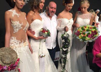 Juan Lluesma posa con las modelos del desfile de novias de la diseñadora Josefina Huerta en Feria Valencia