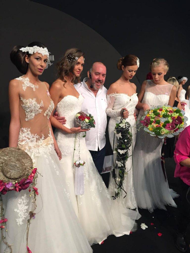 Juan Lluesma posa con las modelos del desfile de novias de la diseñadora Josefina Huerta en Feria Valencia