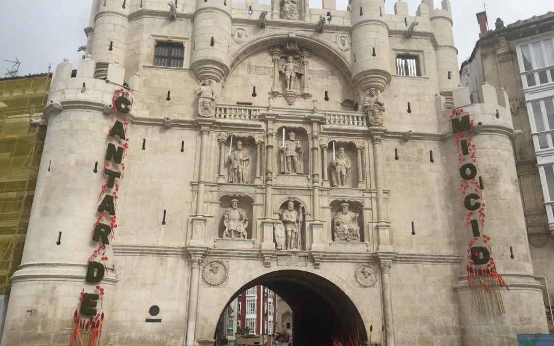 Decoracion homenaje al Cid Campeador en la Puerta de Santa Maria de Burgos