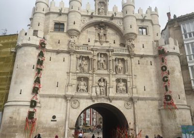 Decoracion homenaje al Cid Campeador en la Puerta de Santa Maria de Burgos